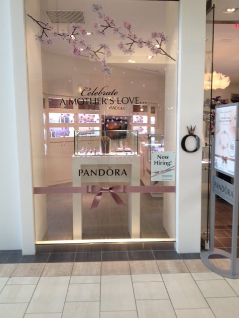 Allestimento-vetrina-festa-della-mamma-pandora